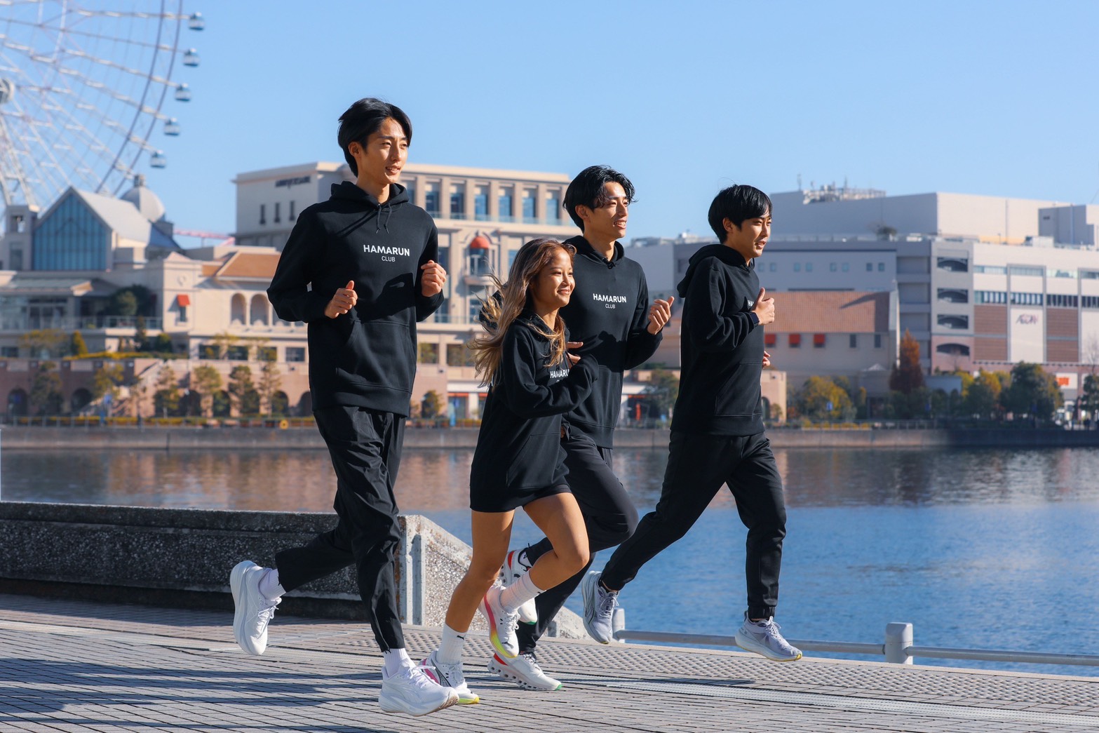 浜ラン（YOKOHAMA RUNNING CLUB）のメンバーが横浜みなとみらいでランニングする様子